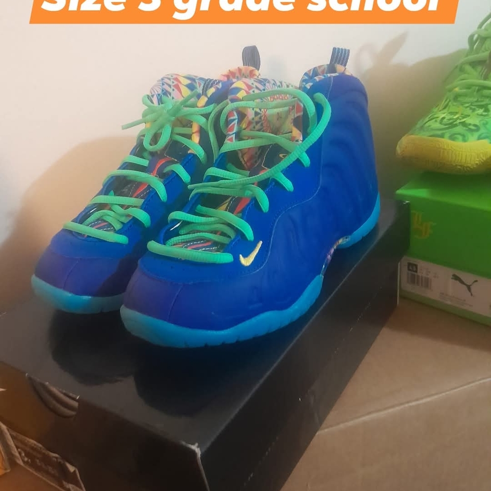 Nike Blue and Green Sneakers Vibrant Athletic Design